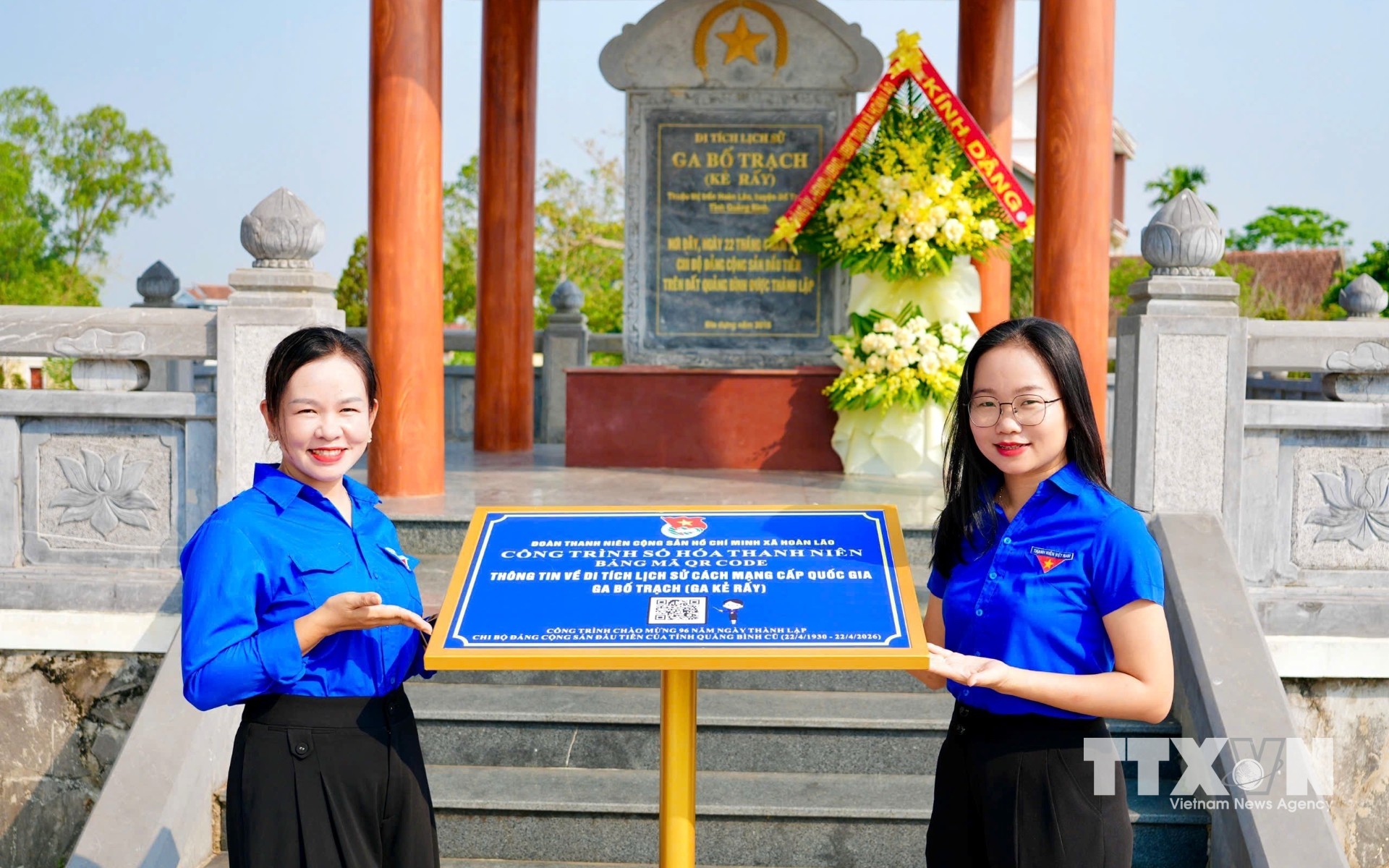 Những mã QR đặt bên cạnh các di tích lịch sử là cách mà người trẻ góp phần mở thêm cánh cửa để lịch sử bước gần hơn với hiện tại. (Ảnh: Võ Dung/TTXVN)